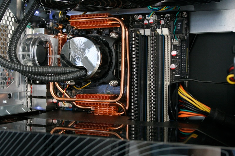Illustration for article titled The Love Child of HP and Voodoo: Blackbird 002 Gaming PC Photos and Impressions